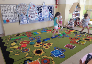 Dzieci podczas pokonywania ścieżki sensorycznej.