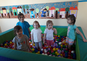 Dziewczynki podczas zabaw w basenie z piłeczkami.