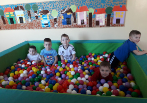 Chłopcy podczas zabaw w basenie z piłeczkami.