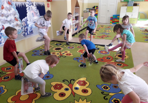 Dzieci podczas ćwiczeń z gazetami.