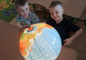 Zabawy z użyciem globusa.