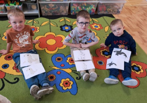 Chłopcy prezentują dopasowane obrazki zwierząt polarnych.