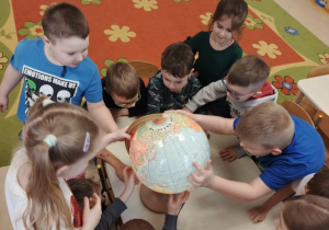 Zabawy z użyciem globusa.