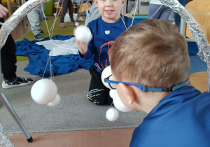 Dzieci w czasie zabawy z piłkami styropianowymi imitującymi śniegowe kule