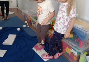 Dzieci przechodzą po styropianach imitujących kry lodowe