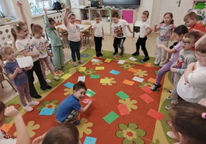 Przedszkolaki podczas zabawy muzyczno - ruchowej "Śladami dinozaurów".
