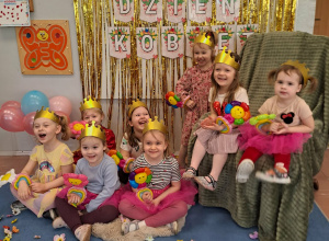 Dziewczynki z grupy młodszej na tle dekoracji