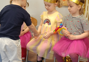 Chłopcy wręczają dziewczynom prezenty