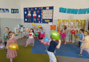 Dzieci w czasie zabaw z balonami