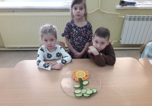 Grupa dzieci prezentuje kompozycje owocową.