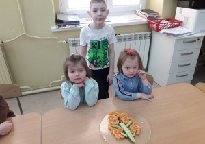 Grupa dzieci prezentuje kompozycje owocową.