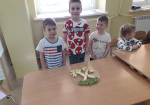 Grupa dzieci prezentuje kompozycje owocową.