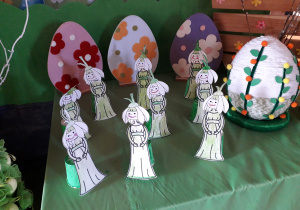 Kącik wiosenny udekorowany kukiełkami "Przebiśniegowe panny".