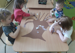 Dzieci podczas pracy plastycznej "Bazie kotki".