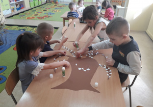 Dzieci podczas pracy plastycznej "Bazie kotki".