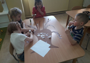 Dzieci podczas pracy plastycznej "Bazie kotki".