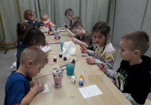 Dzieci podczas warsztatów malowania na szkle.