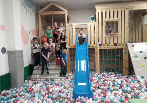 Dzieci podczas zabaw w basenie z piłeczkami.