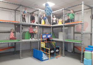 Dzieci podczas zabawa na ścieżce sensprycznej.