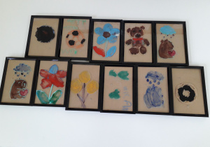 Prezentacja prac wykonanych przez dzieci podczas warsztatów malowania na szkle.