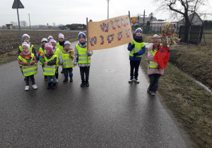 Dzieci podczas wiosennego spaceru z marzanną.