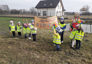 Dzieci z marzanną nad stawem.