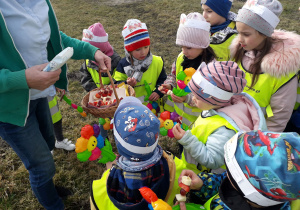 Dzieci częstują się owocowymi, wiosennym przekąskami.