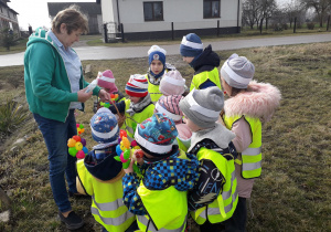 Dzieci częstują się owocowymi, wiosennym przekąskami.