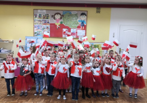 Przedszkolaki w barwach narodowych śpiewające patriotyczną piosenkę