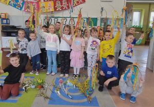 Dzieci w grupie z gaikami.