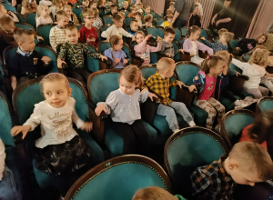 Dzieci siedzą w teatrze