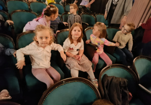 Dzieci siedzą w teatrze i czekają na przedstawienie