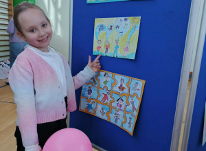 Dziewczynka pokazuje swoją nagrodzoną pracę konkursową