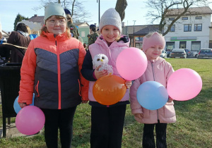 Dzieci z balonami w czasie marszu ulicami Poddębic