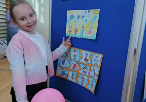 Dziewczynka pokazuje swoją nagrodzoną pracę konkursową