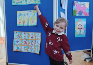 Dziewczynka prezentuje swoją nagrodzoną pracę konkursową.