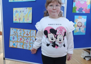 Dziewczynka prezentuje swoją nagrodzoną pracę konkursową.