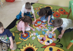 Dzieci podczas zabawy dydaktycznej dopasowują pisanki i tworzą wyrazy.