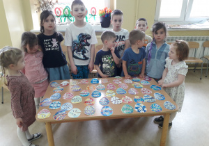 Dzieci prezentują ułożone wyrazy napisane na pisankach.