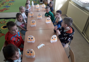 Dzieci prezentują wykonane wielkanocne kurczaczki.