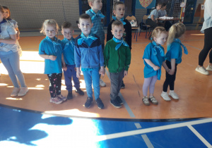 Przedszkolaki w niebieskich koszulkach podczas prezentacji na Niebieskich Igrzyskach.