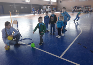 Przedszkolaki podczas zabawy ruchowej- kopanie piłki do bramki.