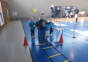 Dzieci podczas zabawy skocznej.