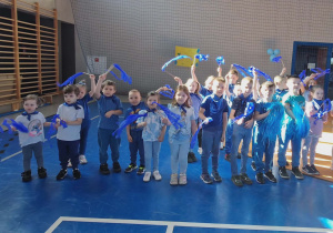 Dzieci pozują do grupowego zdjęcia
