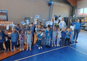 Przedszkolaki śpiewają hymn Niebieskich Igrzysk.