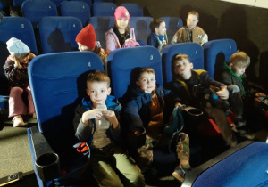 Dzieci zajęły miejsca w sali kinowej.
