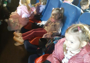 Mali widzowie i kinowych fotelach.