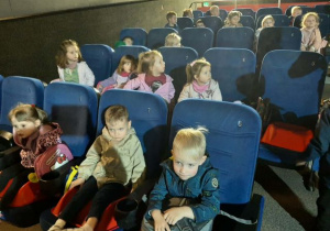 Mali widzowie i kinowych fotelach.