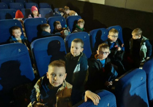 Dzieci zajęły miejsca w sali kinowej.