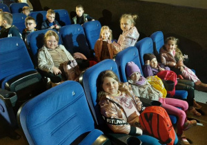Dzieci zajęły miejsca w sali kinowej.